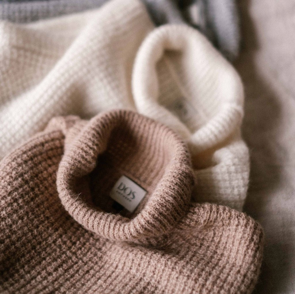 Dos Antwerp Alto Cinnamon sweater is made of 100% baby alpaca, a natural fiber 7 times warmer than normal wool, with softness, and hypoallergenic properties.