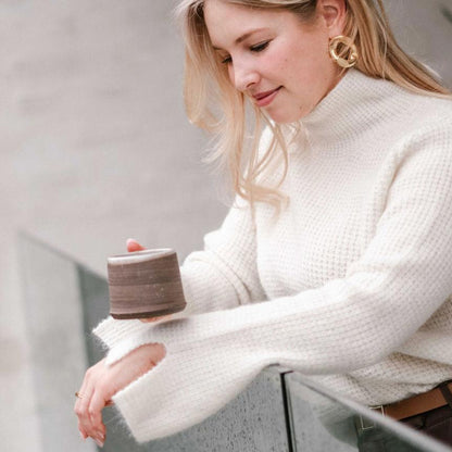 Dos Antwerp Alto Ecru sweater is made of 100% baby alpaca, a natural fiber 7 times warmer than normal wool, with softness, and hypoallergenic properties.