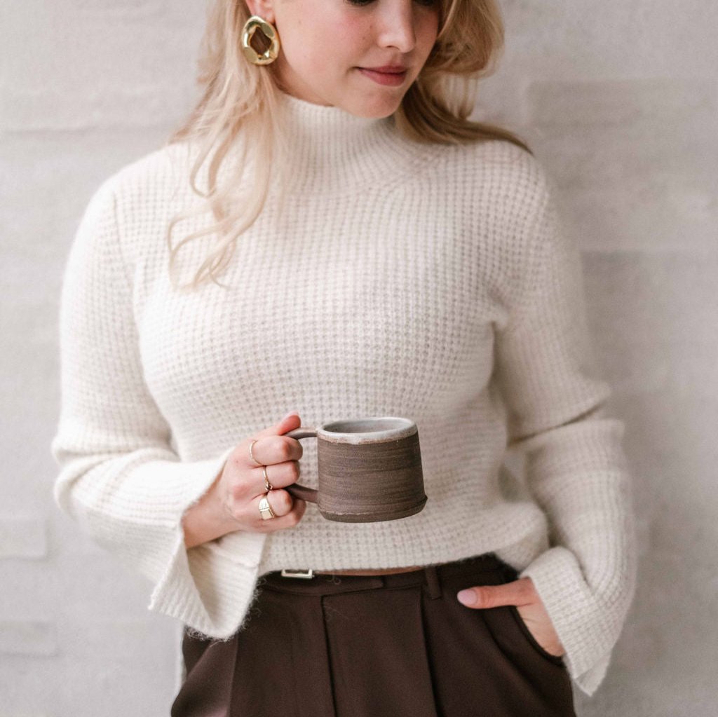 Dos Antwerp Alto Ecru sweater is made of 100% baby alpaca, a natural fiber 7 times warmer than normal wool, with softness, and hypoallergenic properties.