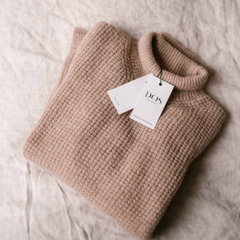 Dos Antwerp Alto Cinnamon sweater is made of 100% baby alpaca, a natural fiber 7 times warmer than normal wool, with softness, and hypoallergenic properties.