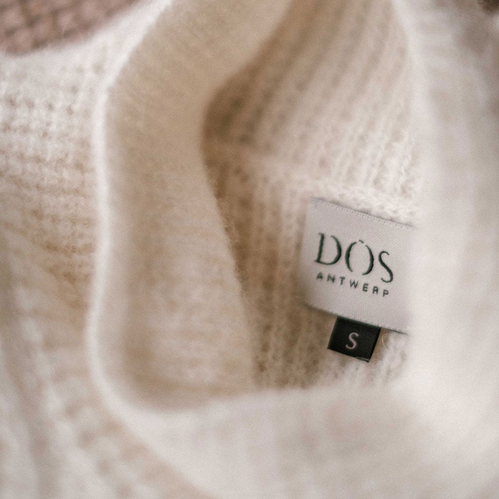 Dos Antwerp Alto Ecru sweater is made of 100% baby alpaca, a natural fiber 7 times warmer than normal wool, with softness, and hypoallergenic properties.